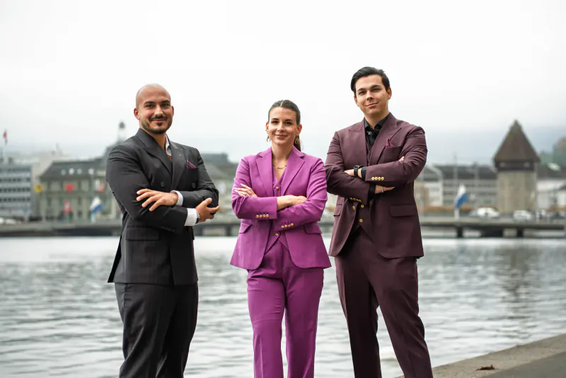 Emin Deniz Saygin, Julia Anderegg und Sven Amacker am Seeufer in Luzern