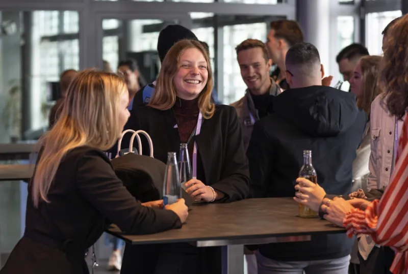 Member im Gespräch an Stehtischen am Ecomone Event in Zürich